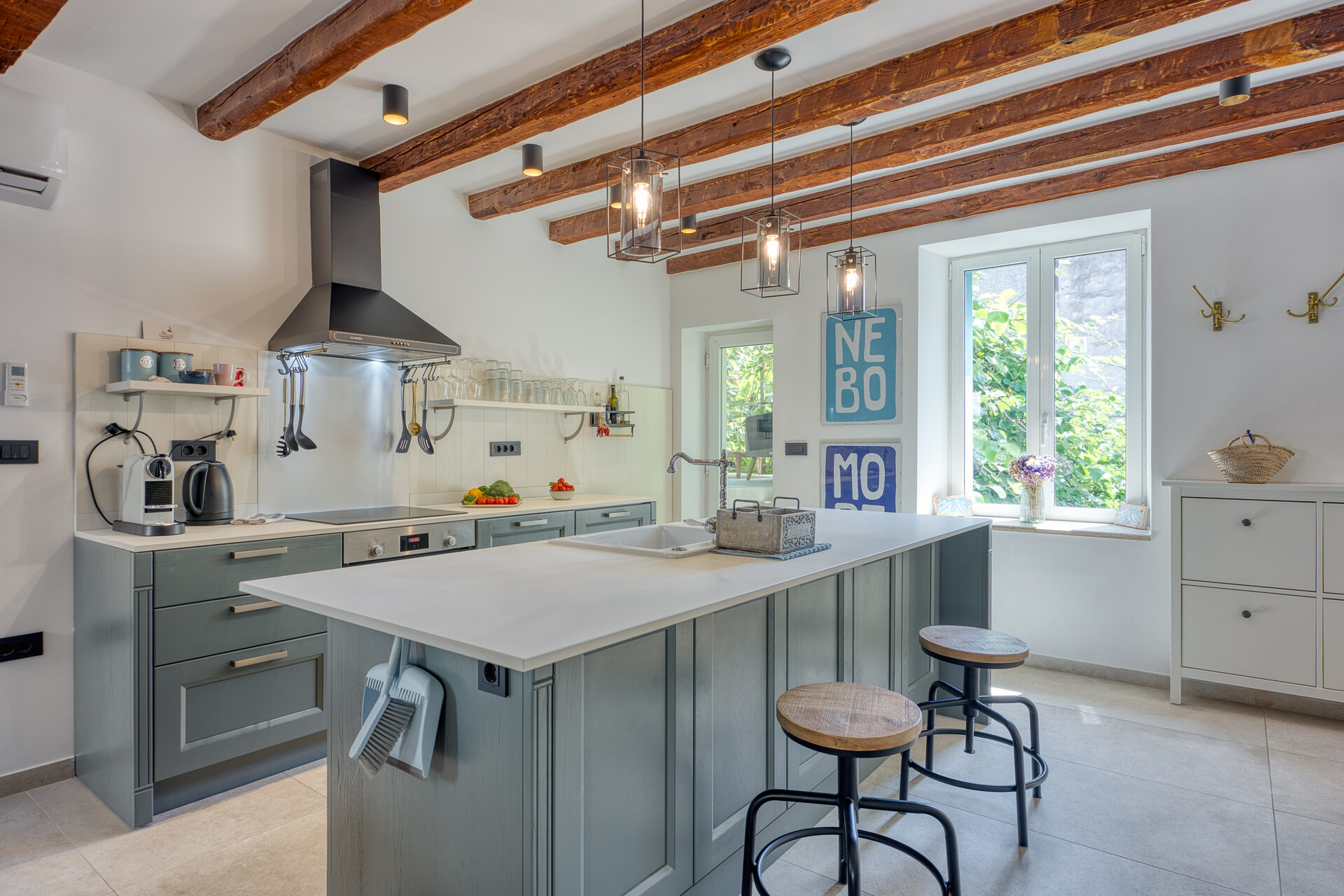 Italienische Designer-Küche mit grüner Kochinsel und freiliegenden Holzbalken