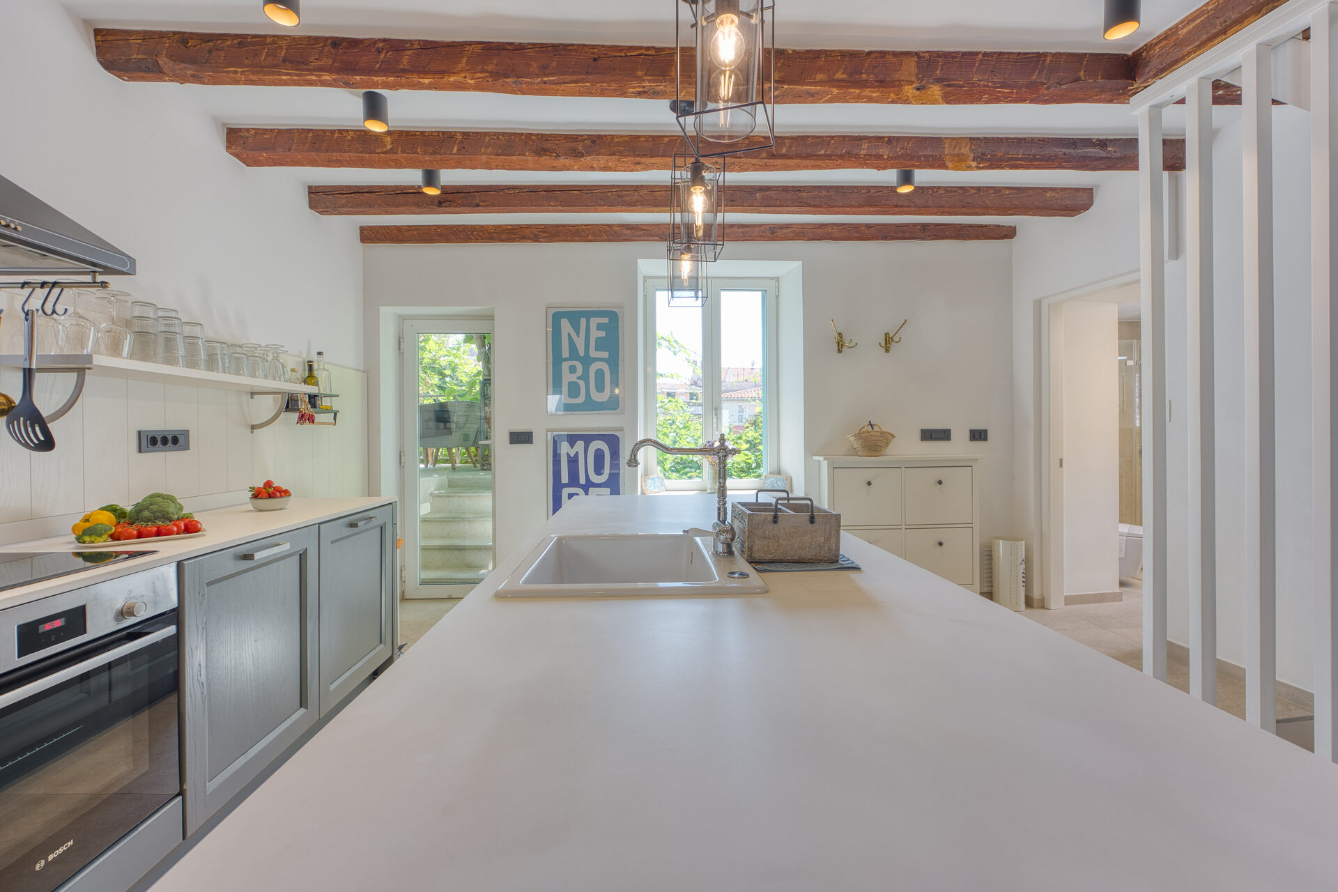 Küchenmittelpunkt mit weißem Spülbecken und Kunstdruck im Wohnbereich