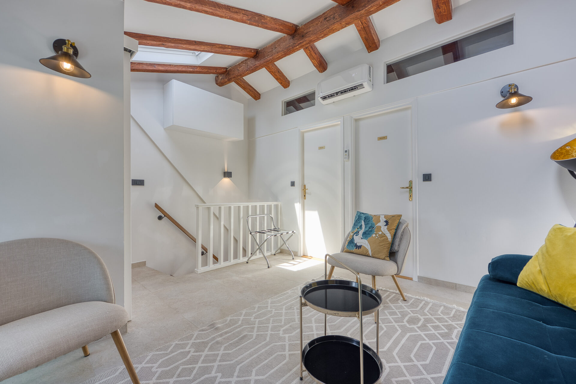 Treppe ins Obergeschoss-Wohnzimmer der D&D Residence mit Altholz-Stufen